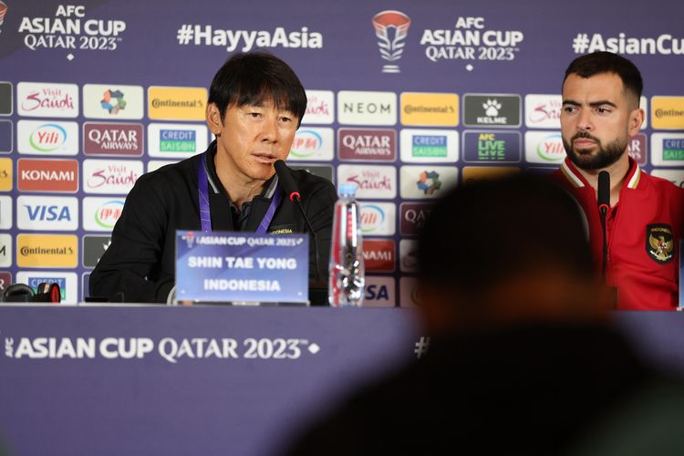 Pelatih Timnas Indonesia, Shin Tae-yong, didampingi bek Jordi Amat jelang menghadapi Vietnam pada laga kedua Grup D Piala Asia 2023 di Stadion Abdullah bin Khalifa, Doha, Qatar, Jumat (19/1/2024) malam WIB.(Dok. PSSI)