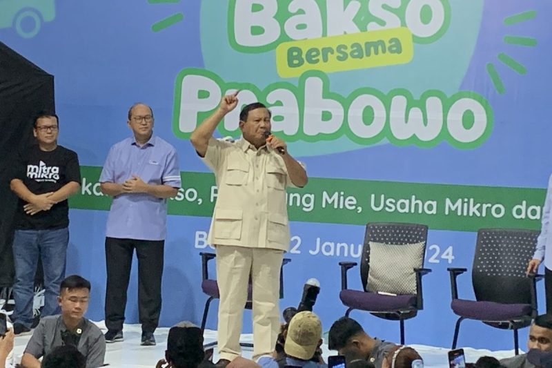 Calon presiden nomor urut 2, Prabowo Subianto menanggapi soal adanya orang yang mengingatkan kalau calon presiden harus berbicara yang santun di Bandar Djakarta Summarecon Bekasi, Kota Bekasi, Senin (22/1/2024).(KOMPAS.com/FIRDA JANATI)