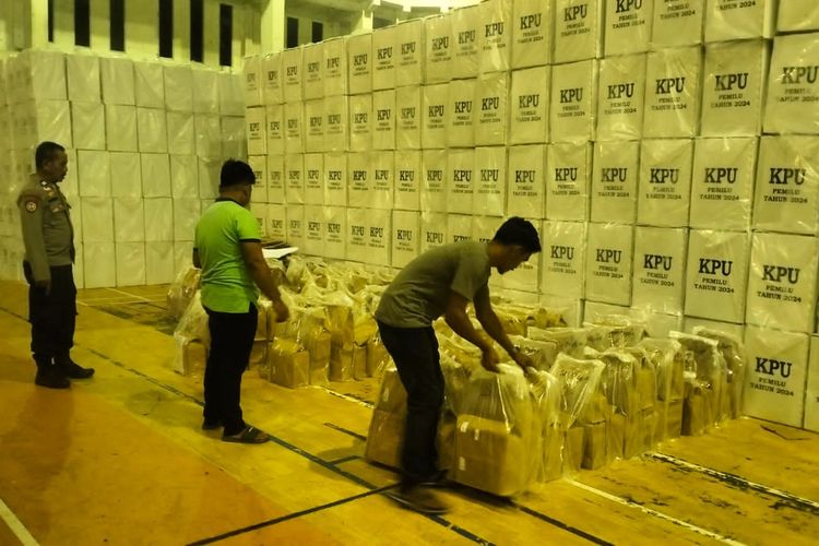 Proses pemindahan logistik surat suara pemilu ke Gor Batu 6 Bagansiapiapi, Kabupaten Rokan Hilir, Riau, Selasa (23/1/2024).(KOMPAS.com/Dok. Polres Rohil)
