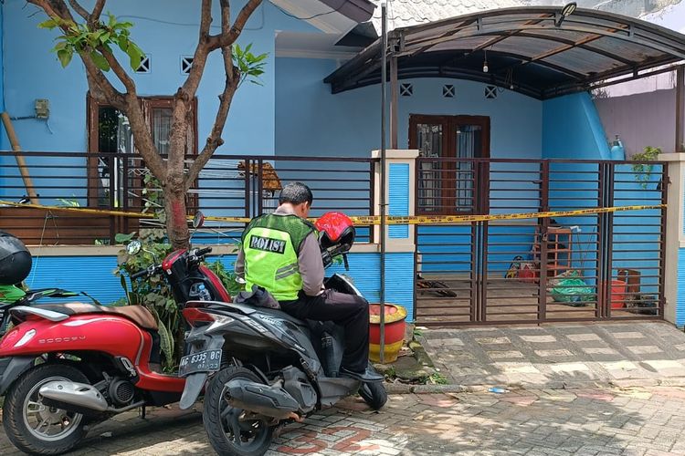 Rumah korban dan pelaku KDRT di Desa Watugede, Kecamatan Singosari, Kabupaten Malang dipagari garis polisi.(KOMPAS.COM/Imron Hakiki