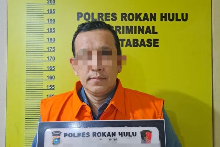 Kadis Perkim Rohul, Herry Islami saat ditahan di Mapolres Rohul, Riau, atas kasus dugaan korupsi, 20 Januari 2024.(KOMPAS.com/Dok. Polres Rohul.)