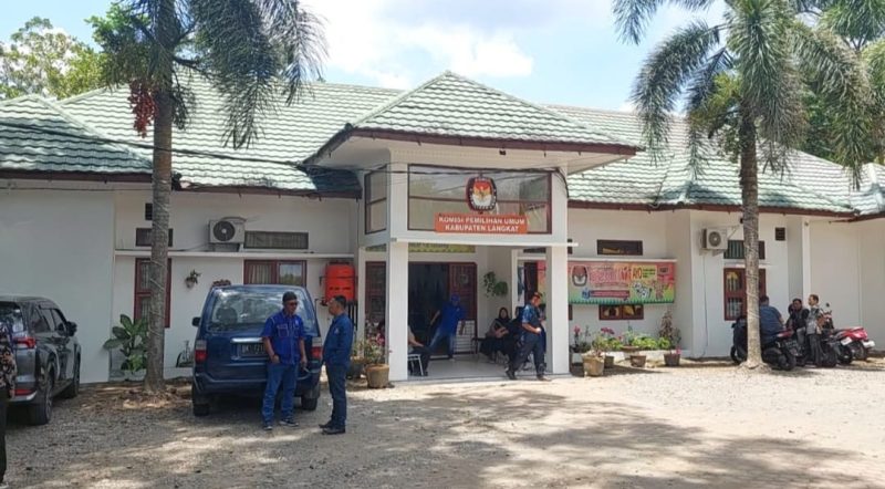 Kantor KPU Langkat, yang berada di Kecamatan Stabat, Kabupaten Langkat, Sumatera Utara. 