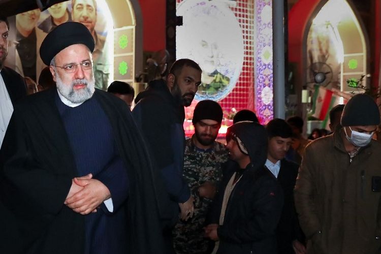 Presiden Iran Ebrahim Raisi mengunjungi makam Jenderal Garda Revolusi Qasem Soleimani, Jumat (5/1/2024).(AFP/Iranian Presidency)