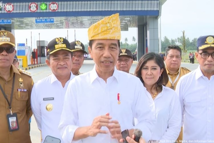 Presiden Joko Widodo memberikan keterangan pers soal sikapnya dalam Pemilu 2024 di Sumatera Utara, pada Rabu (7/2/2024).(Dok. Sekretariat Presiden)