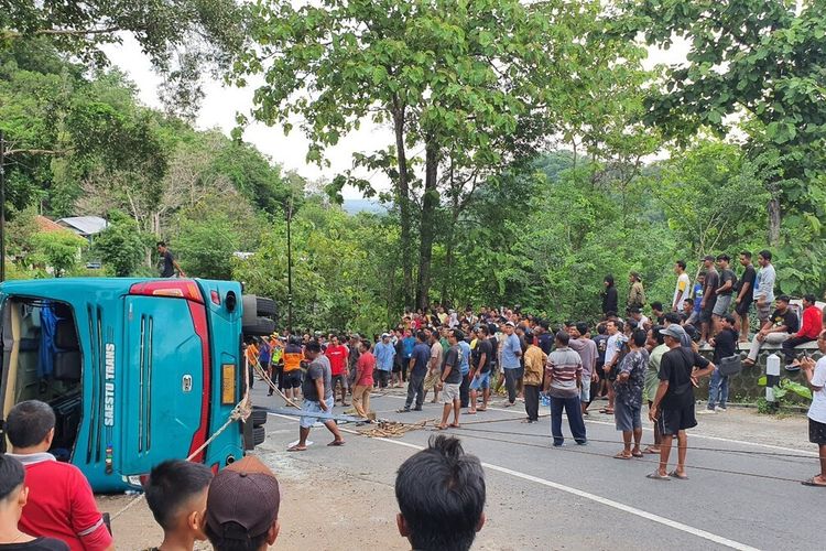 Evakuasi bus Pariwisata di Jalan Dlingo- Imogiri, Bantul, DI Yogyakarta. Kamis (8/2/2024)(KOMPAS.COM/MARKUS YUWONO)