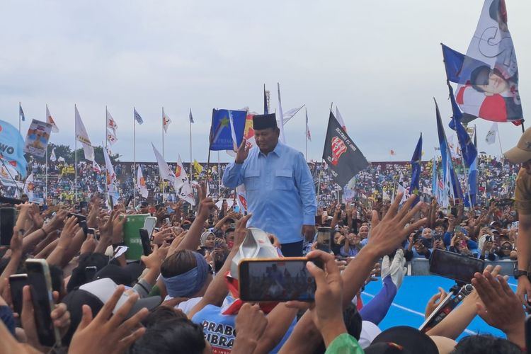 Capres nomor urut 2 Prabowo Subianto saat berkampanye di Sidoarjo, Jatim, Jumat (9/2/2024). (KOMPAS.com/ADHYASTA DIRGANTARA)