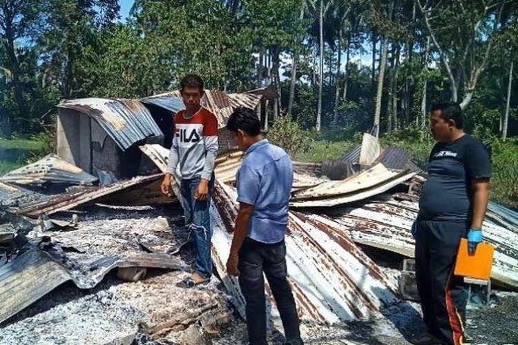 Polisi saat melakukan gelar perkara di lokasi kebakaran rumah di Lingkungan Lombang-lombang, Kelurahan Sinyonyoi,Kecamatan Kalukku, Kabupaten Mamuju,Sulawesi Barat (Sulbar). (Tribun-Sulbar.com/Abd Rahman)