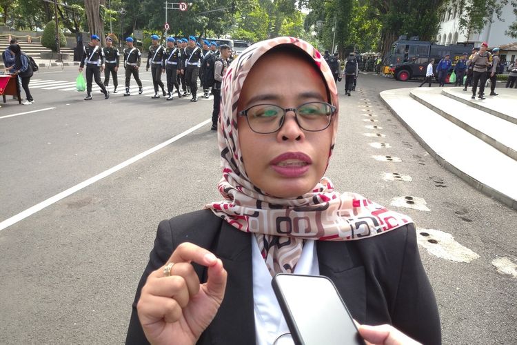 Ketua KPU Jawa Barat Ummi Wahyuni di Gedung Sate, Kota Bandung, Jawa Barat, Senin (12/2/2024).(Kompas.com/Faqih Rohman Syafei)