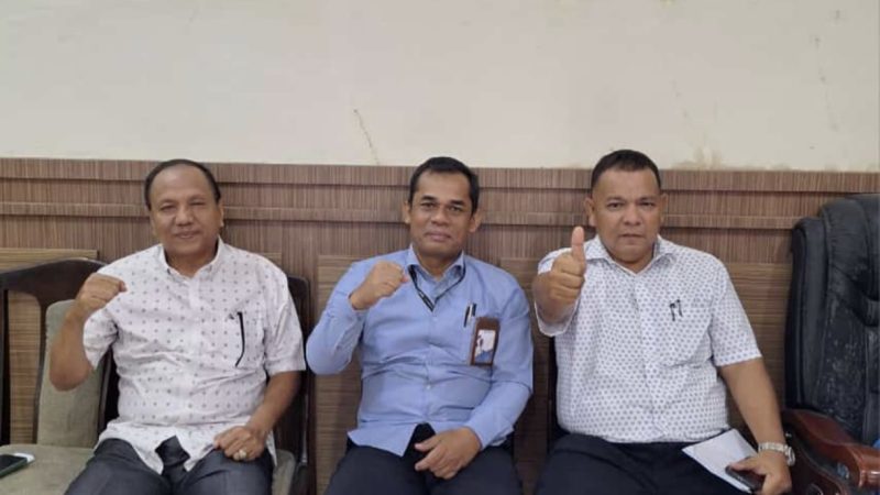 Direktur PDAM Tirta Sari, Ashari (tengah) berfoto saat akan melaksanakan seleksi akademik, Selasa (16/1/2023) lalu.