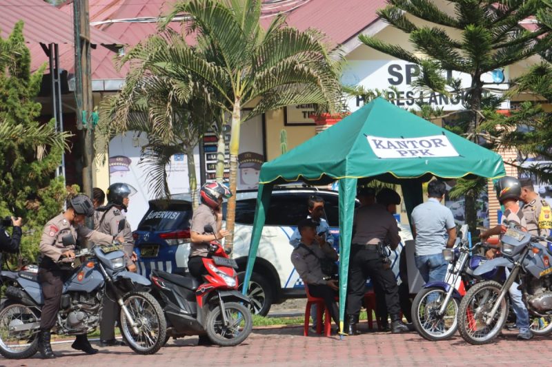  Personel Polres Langkat melakukan simulasi pengamanan di TPS di halaman kantor Polres Langkat, Jalan Proklamasi, Kecamatan Stabat, Kabupaten Langkat, Sumatera Utara, Kamis (8/2/2024). 