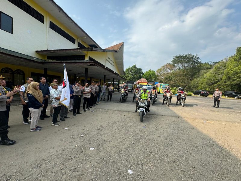 Komisi Pemilihan Umum (KPU) Langkat, melepas pendistribusian logistik Pemilu 2024 ke Panitia Pemilihan Kecamatan (PPK), di gudang Serbaguna, Stabat, Kabupaten Langkat, Sumatera Utara, Sabtu (10/2/2024). 