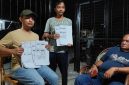 Caleg Dapil I Langkat dari PAN, Muhammad Rizki Rifai (paling kiri) sembari memegang fotocopy prolehan suara C1 hasil yang dilakukan oleh KPPS, Jumat (23/2/2024) malam.