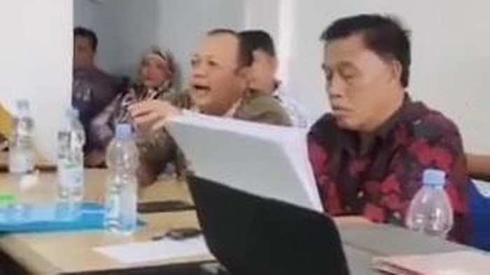 Kabid SMP Dinas Pendidikan dan Kebudayaan Kota Medan Andy Yudistira (Tangkapan Layar Video Viral)