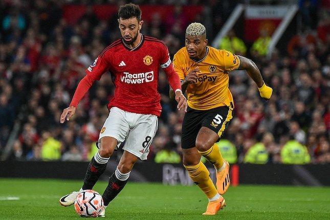 Bruno Fernandes dikawal pemain lawan di laga Manchester United vs Wolverhampton, Premier League 2023/2024 (c) AP Photo/Rui Vieira
